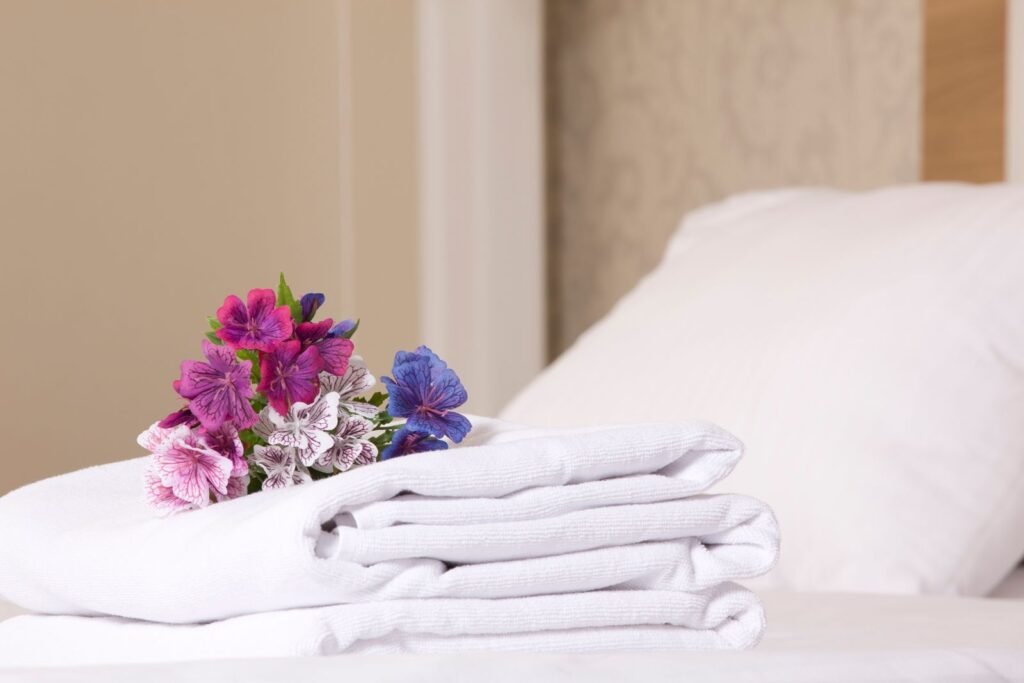 Fleurs et serviettes pliées, attention portée aux voyageurs
